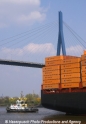 Koehlbrandbruecke + Container 24403.jpg