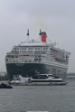 Queen Mary 2 Hamburg 19704-3.jpg