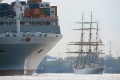 Gorch Fock + OOCL Berlin 070513-a.jpg