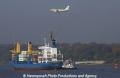 Containerschiff und Flugzeug 61001.jpg